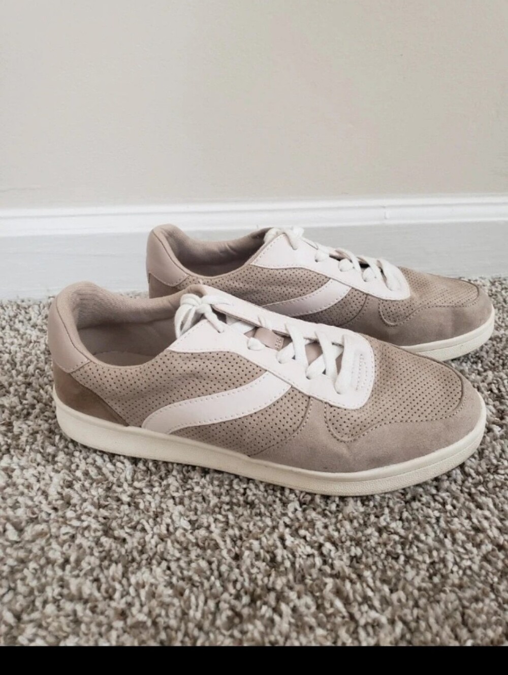 Old Navy Sz 9 Soft-Brushed Faux-Suede Sneakers